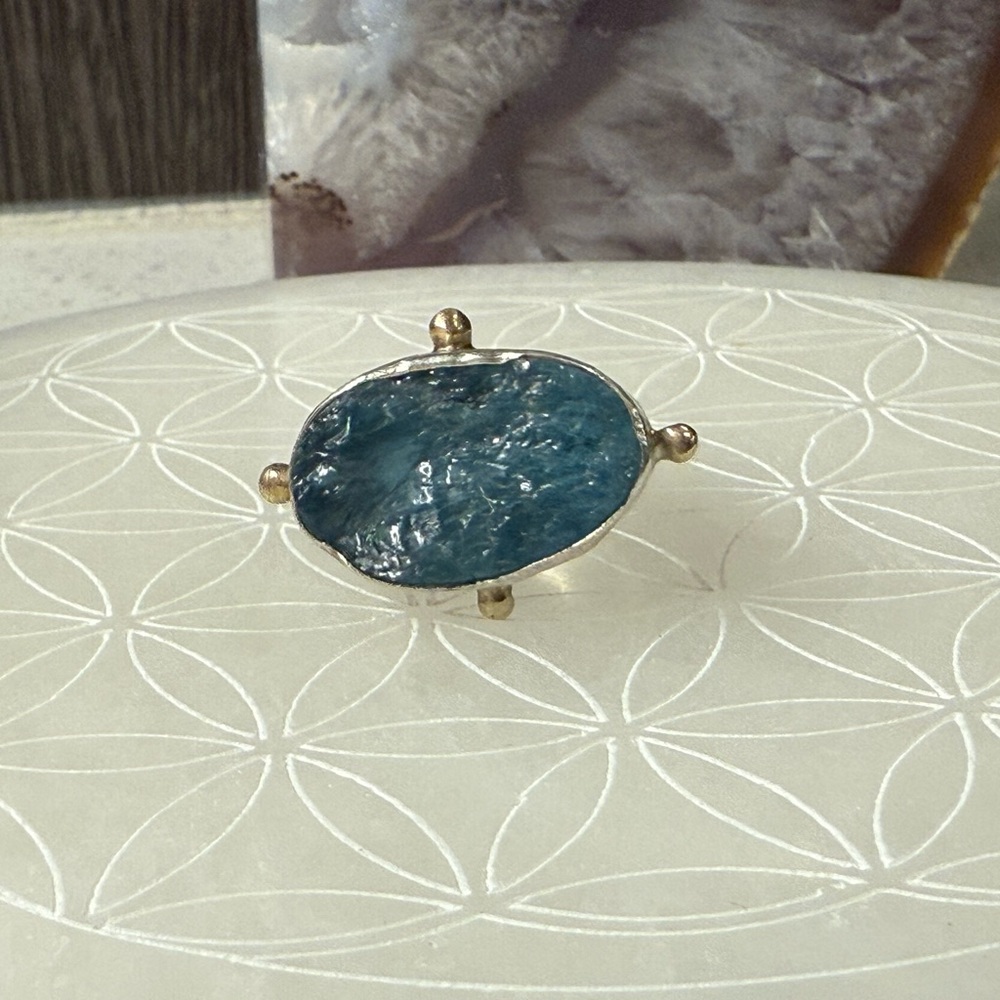 Raw cut Aquamarine stone in sterling silver ring. Size 5.5